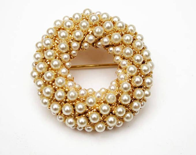 Round pearl Wreath brooch - White seed pearls - gold plated metal - vintage pin