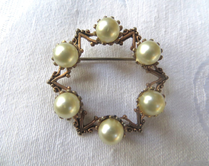 Vintage Pearl Brooch, Pearl Circle Pin, Classic Elegance, Wedding Bride