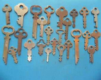 25 Antique / Vintage Keys.