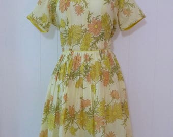 60's Daisy Garden Dress Pale Yellow Floral Day Sundress Shortsleeve Sheer Flower Power S
