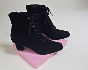 1980s / 90s Victorian Style Black Suede Leather Lace up Ankle Boots - Womens 9.5
