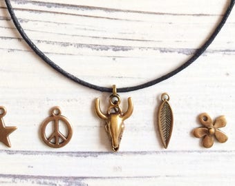 Vegan choker met keuze uit zeven verschillende DQ antiek bronzen bedels. Verlengketting.