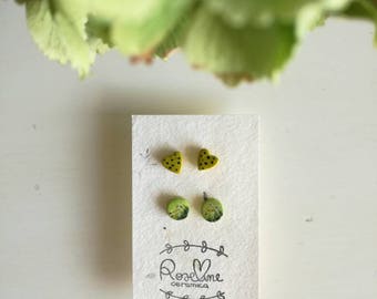 Orecchini in ceramica dipinta a mano, cuoricini a pois in giallo e bottoncini fiorati. Handamade with love!