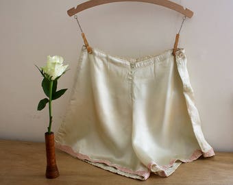 1940s Rayon Tap Pants / 40s Knickers / Pale Green Tap Panties / 1940s Lingerie / Lace Hem / Size Medium / M