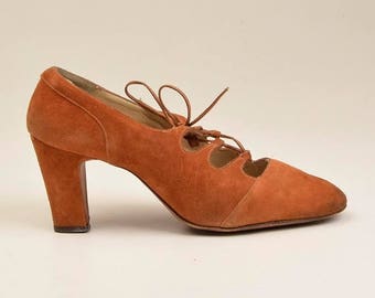 SALE sz 8.5 1970s Boho Suede Shoes 70s Hippie Shoes Lace Top Open Keyhole Shoes Cut Out Shoes Lace Up Sturdy Heel Pumps Vintage Bohemian