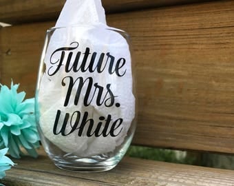 Future Mrs wine glass , personalized engagement gift , bride to be gift , bridal shower gift idea , bride wine glass , newlywed gift ideas