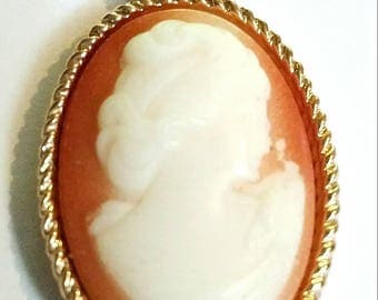 Vintage signed 18 inch Sarah Coventry Cameo and gold necklace.