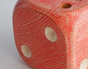 Dé-porte-crayons rouge en bois massif-frêne teint et verni.