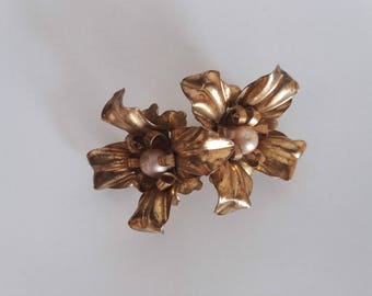 Vintage 1930s goldtone brooch | 30s faux pearl jewerly