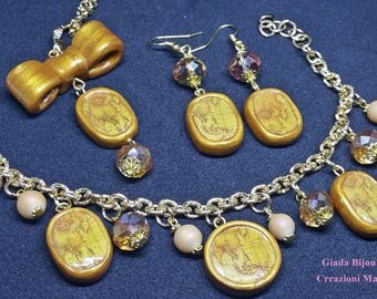 Completo / Parure ispirato ad Alviero Martini, Prima Classe charms con cristalli e perle in acrilico