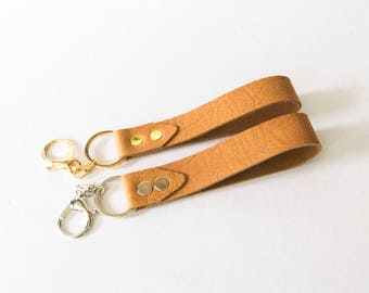 Genuine top grain leather keychain holder with hook, lobster clasp. Fr: porte cle cuir