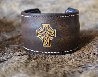 Bracelet en cuir gravé, croix celtique