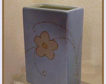 Porcelain vase, painted by hand embroidered flower pattern