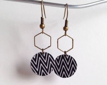 Beautiful earrings with zig zag print - silver metal