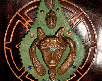 Bijou de mur ou Pendentif Masque Taminien en fimo sur cuir