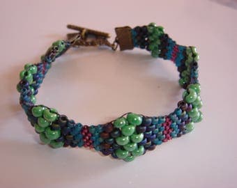 White cuff bracelet in peyote stitch and brick stitch Free