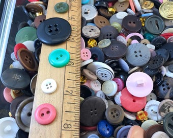 Bulk Buttons. BUTTON LOT. wholesale buttons. vintage buttons. plastic buttons. mixed colours. old buttons. craft buttons No.001507 cs