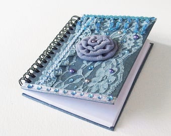 Carnet Baroque - Très Fleur Bleu - Relié spirales et papier recyclé - Dentelle, Perles, Strass - Création d'artiste, en pièce unique