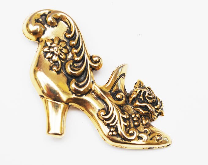 Gold Shoe Brooch - Victorian shoe - gold tone metal - Figurine pin