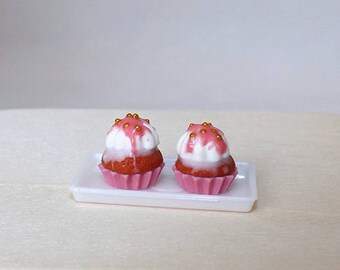 2 pieces Dollhouse miniature cupcakes