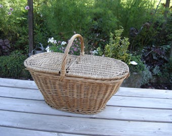 Panier osier pique nique. Wicker picnic suitcase. Vintage . France