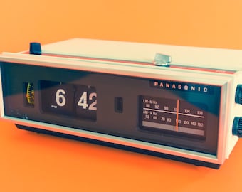 Vintage Panasonic RC-7021 Flip Alarm Clock FM/AM /// Retro / 70's /