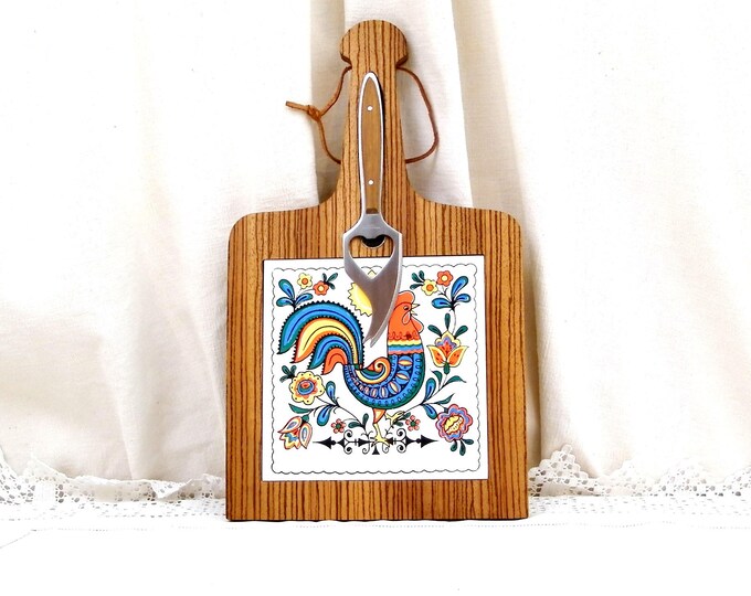 Vintage Mid Century Wooden Cheese Board with Colorful Rooster Pattern Ceramic Tile, Magnetic Cutting Knife and Hanging Loop, 60s / 70s Tray
