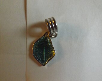 pretty silver pendant leaf green 21 x 14 mm