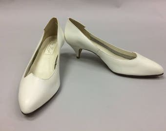1980's Size 9 White Leather Kitten Heels Shoes by Cara Leigh Made in Brazil | Pointed Toe