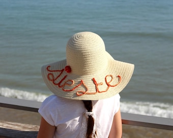 Chapeau de paille brodé d'un MOT personnalisable
