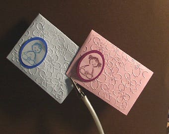 8 envelopes embossed pink or blue (optional)