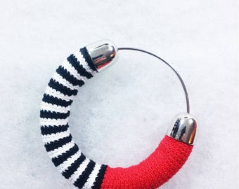 Bangle in Lisle's crochet worked ++ Glimlag Stripes Bangle red ++