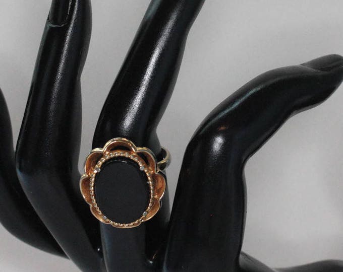 Black Glass Ring Oval Face Gold Tone Scalloped Frame Signed Napier Adjustable Vintage