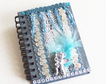 Petit Carnet Précieux - L'Ange Bleu - Dentelle, Strass, Plume, Sequins, Perles - Bleu, Blanc - Création d'artiste, en pièce unique