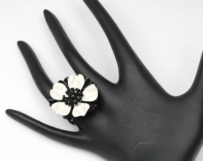 Flower bracelet and Adjustable ring Set - Black White - Enamel flower - White milk glass - Lucite - Rhinestone