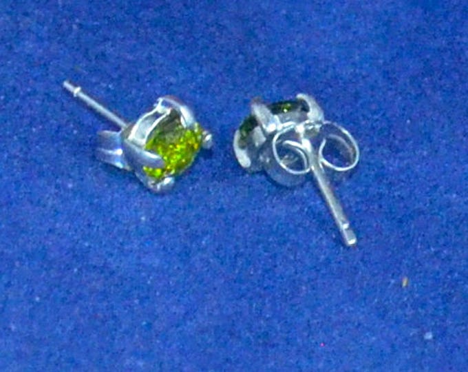 Peridot Stud Earrings, 5mm Round, Natural, Set in Sterling Silver E1093