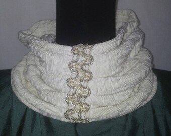 Snood ou col-fraise en coton écru tricoté damier à galon de fil et de perle doré