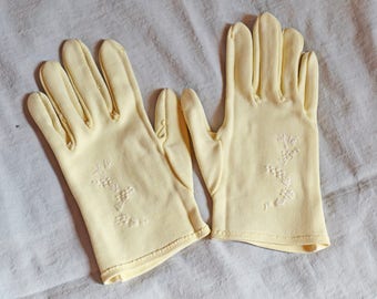 Cute Vintage Ladies' Gloves - Cream with White Stitched Flowers, size 5 - 5.5