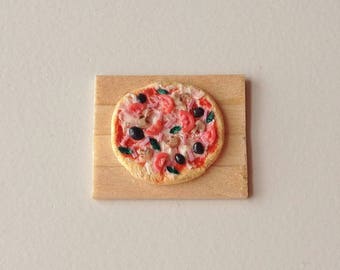 Miniature Pizza in 1:12 Scale | Dollhouse Food