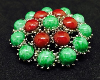 Green and Red caboshon dans Brooch vintage style celtique / silver tone . Brooche chance + gift bag