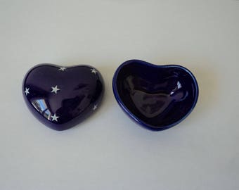 Vintage Porcelain collectable heart pill/ trinket box (04913-14)