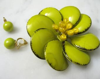 Vintage Jewellery Plastic Chartreuse Brooch Earings Clip Pin 1960s Flower Yellow Stamen Shiny