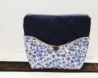 Petite trousse bleue molleton fleurie, deux poches avant et une grande ouverture fermeture éclair // Small blue bag with flowers