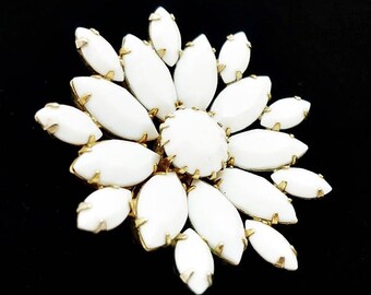 Vintage White Milk Glass Brooch, Gold Brooch, White Brooch, Antique Brooches, Milk Glass Brooch, Flower Brooch, Costume Jewelry, 1950s
