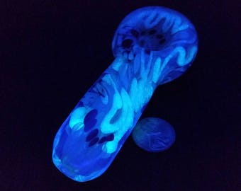 Glow in the dark glass pipe