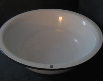White Enamel Wash Basin French Enamelware Wash Bowl Black Trim Hanging Hole French Farmhouse Decor Porch Laundry Room Decor Kitchen Dish Pan