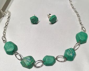 Green faceted necklace and earrings set