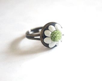 Adjustable flower ring black white and green