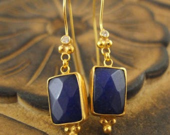 Sapphire blue Swarovski crystal earrings and brushed gold - plated gold 750/000
