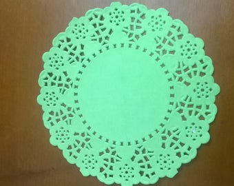SET OF 40 GREEN SCALLOPED PAPER DOILIES